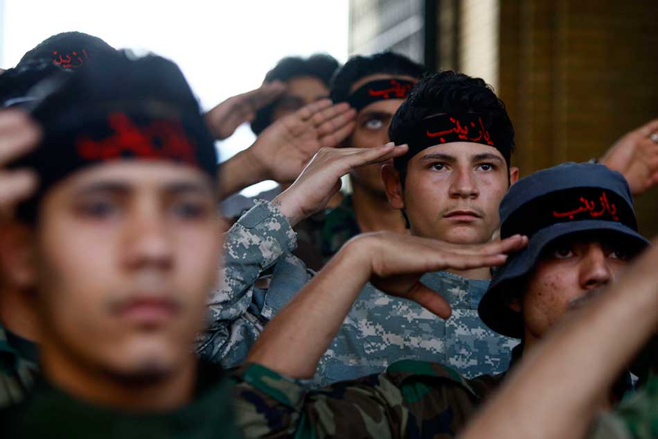 Shi'ite fighters salute.jpg