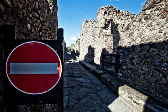 Pompeii stop sign.jpg