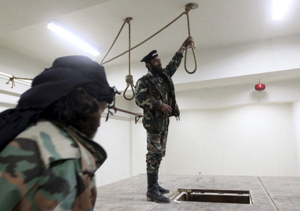 Syrian Army Soldiers with noose.jpg