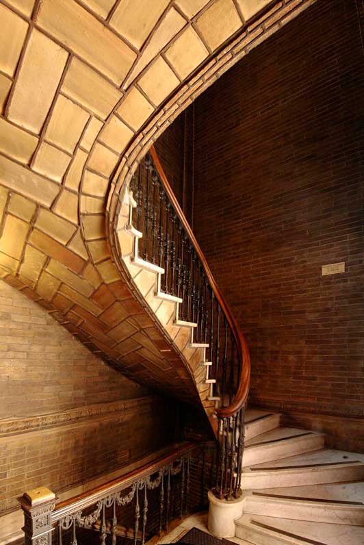 Vaulted stair at St Paul's Chapel, Columbia University.jpg