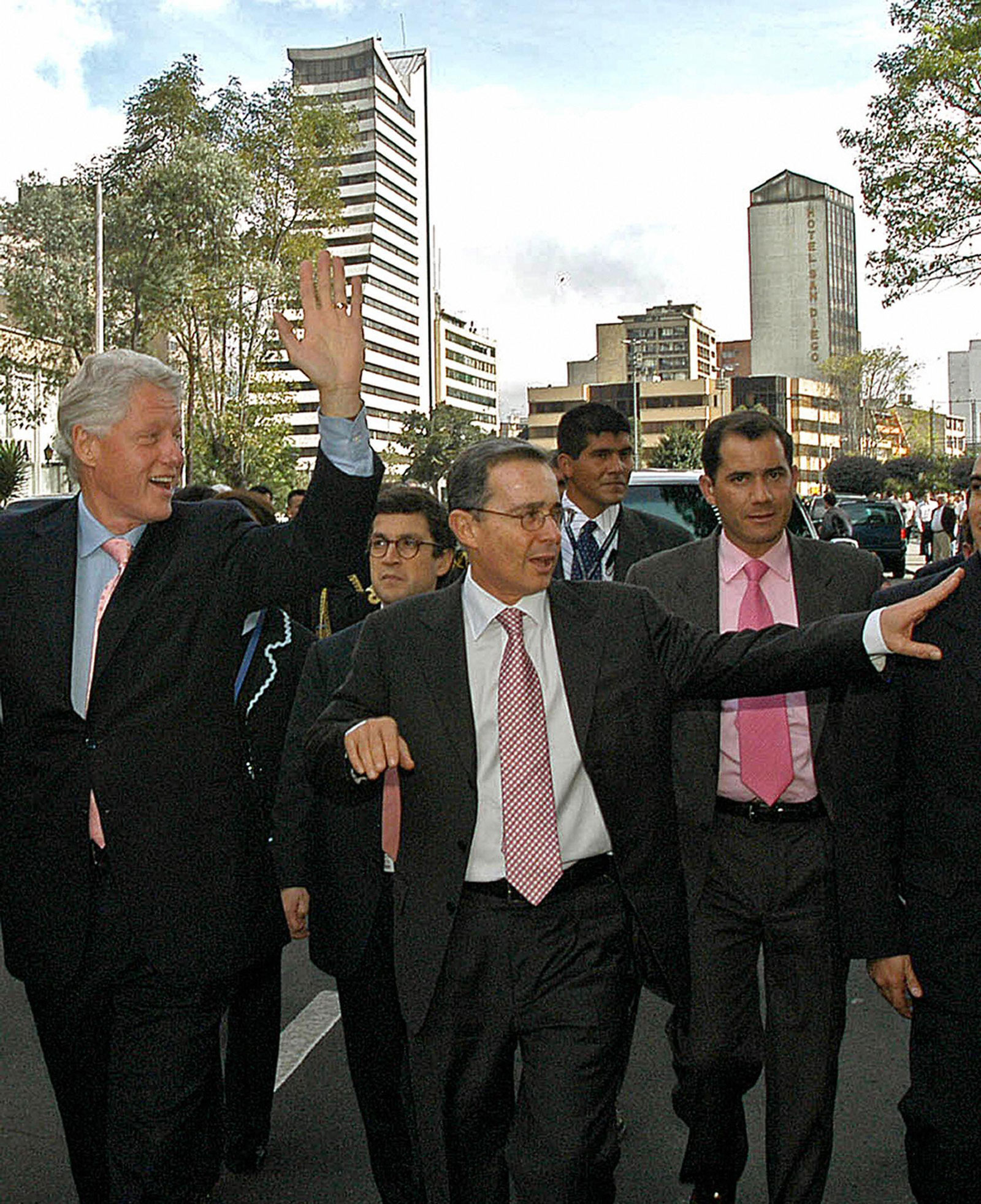 Former Colombian President Álvaro Uribe and Bill Clinton in Bogota, Colombia, June 22, 2005