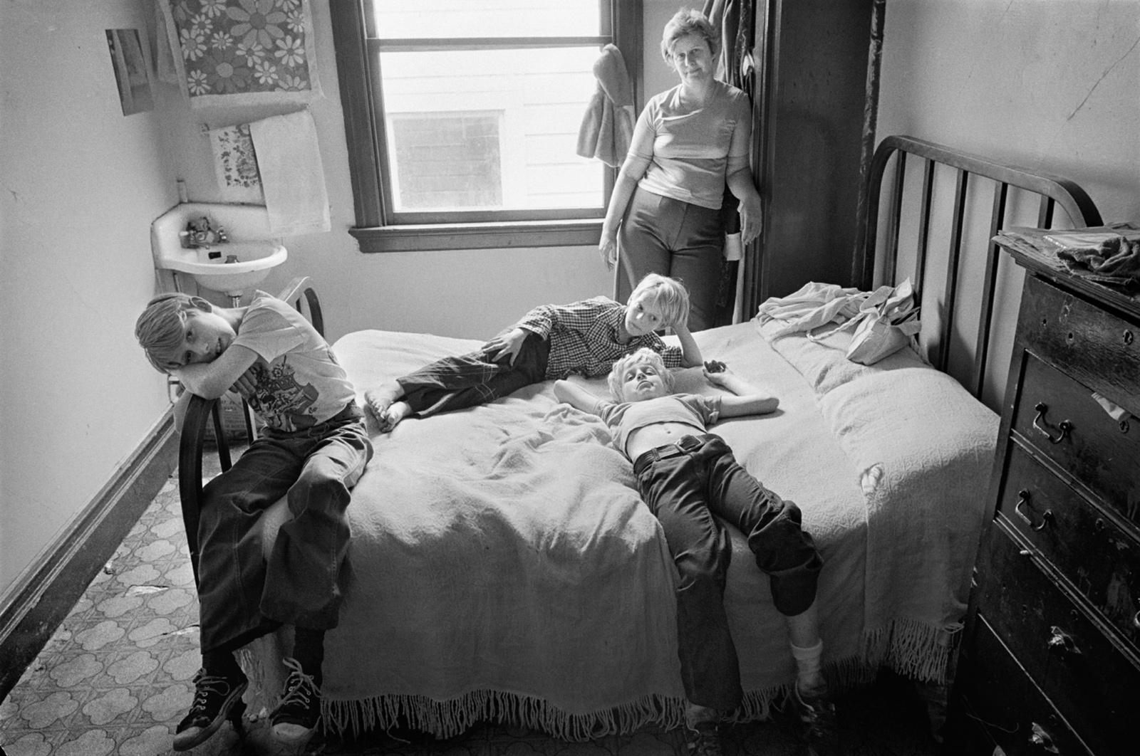 ‘The Lynch Family, Room 17, the Wagner Hotel,’ a residential hotel in the Mission District of San Francisco, 1979; photograph by Jim Goldberg from the expanded edition of his 1985 book Rich and Poor, published in 2013 by Steidl