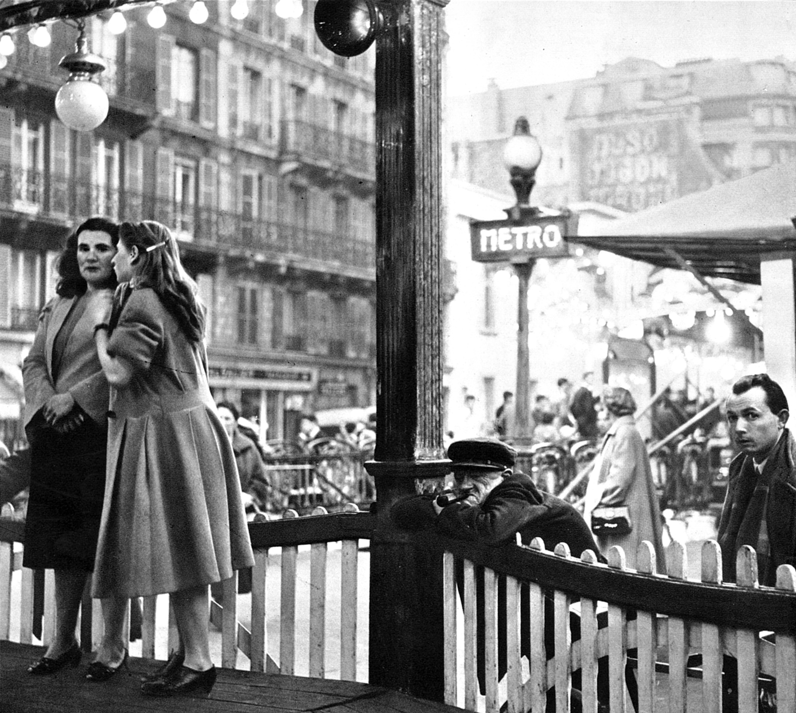 One of the dozens of photographs of Paris taken by Patrice Molinard for the 1954 edition of Paris Vagabond
