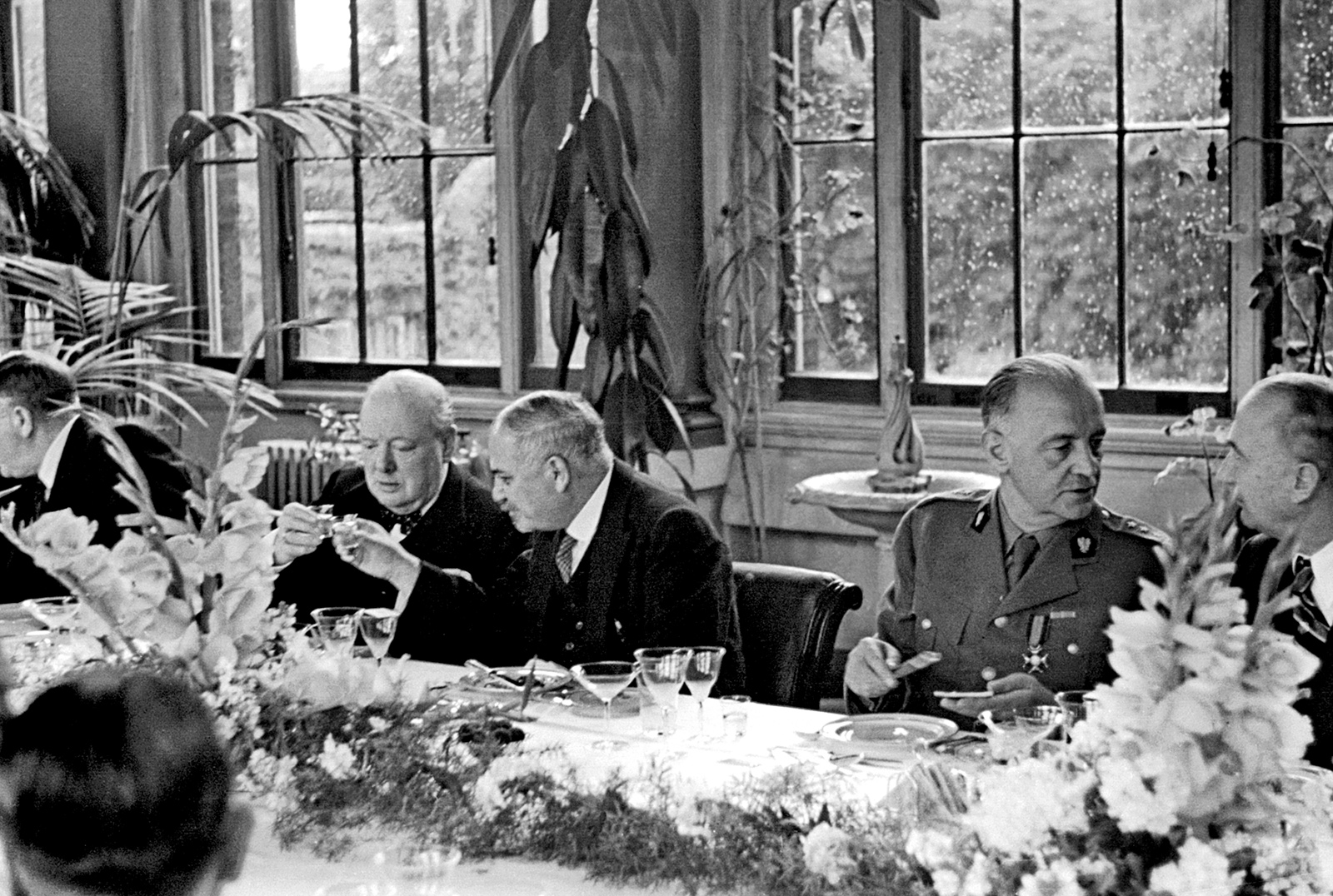 Ivan Maisky (second from left), the Soviet ambassador to London between 1932 and 1943, with Winston Churchill at the Allied ambassadors’ lunch at the Soviet embassy, September 1941. General Władysław Sikorski, prime minister of the Polish government in exile, is second from right.