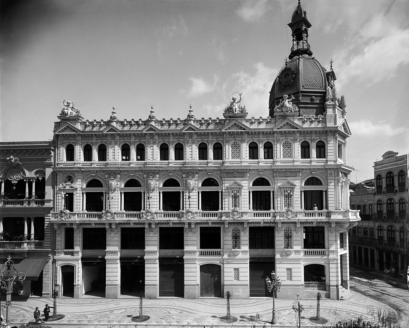 O País newspaper building, at the corner of Central Avenue and Sete de Septembro Street, circa 1906