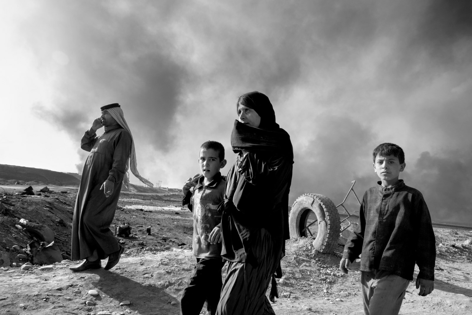 Iraqi civilians fleeing the town of Qayyara, about thirty-five miles south of Mosul, November 2016