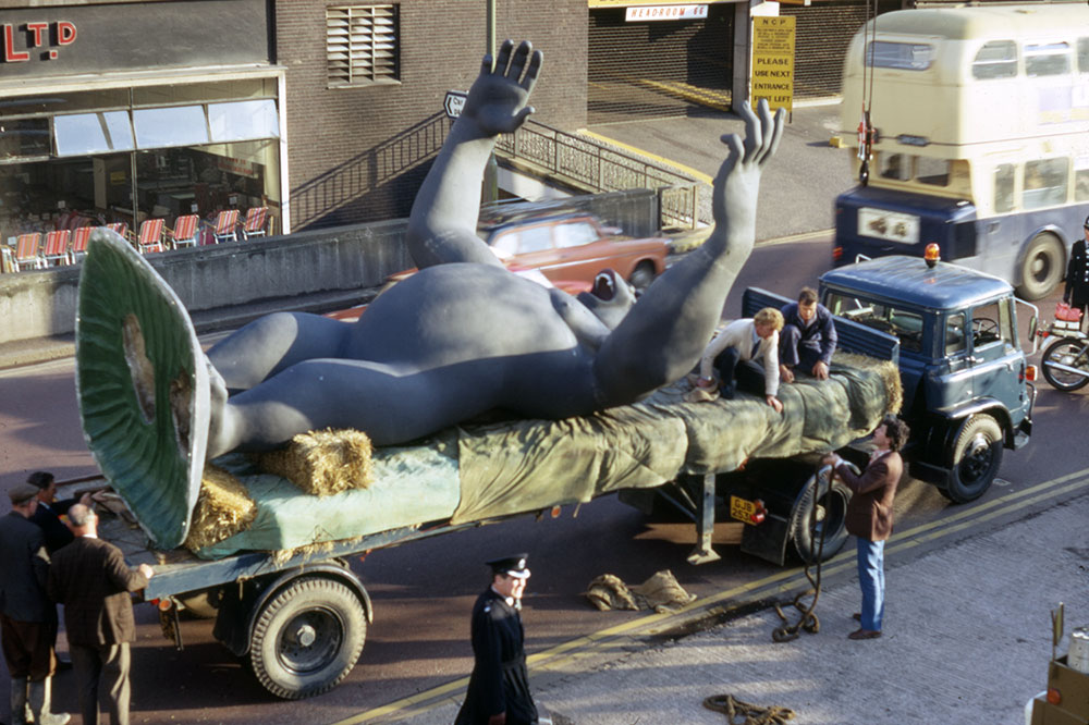 Nicholas Monro's King Kong being transported, Birmingham, England, 1972