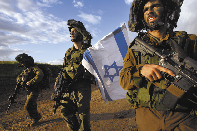 Israeli soldiers returning from the war in Gaza, near the Israeli town of Sderot, January 18, 2009

