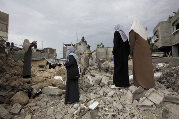 Members of a Hamas women’s organization at Beit Hanoun in the Gaza Strip, after a weeklong military operation by Israeli forces, November 14, 2006
