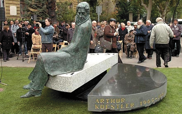 A new statue of Arthur Koestler, Budapest, October 21, 2009
