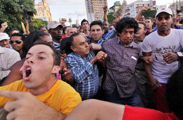 Cuban blogger Reinaldo Escobar (center) and other dissidents, being harrassed by pro-government supporters during a protest march, Havana, November 20, 2009