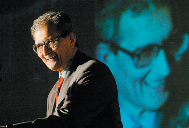 Amartya Sen giving the keynote address at the fifth annual Global Development Network conference, New Delhi, India, January 2004
