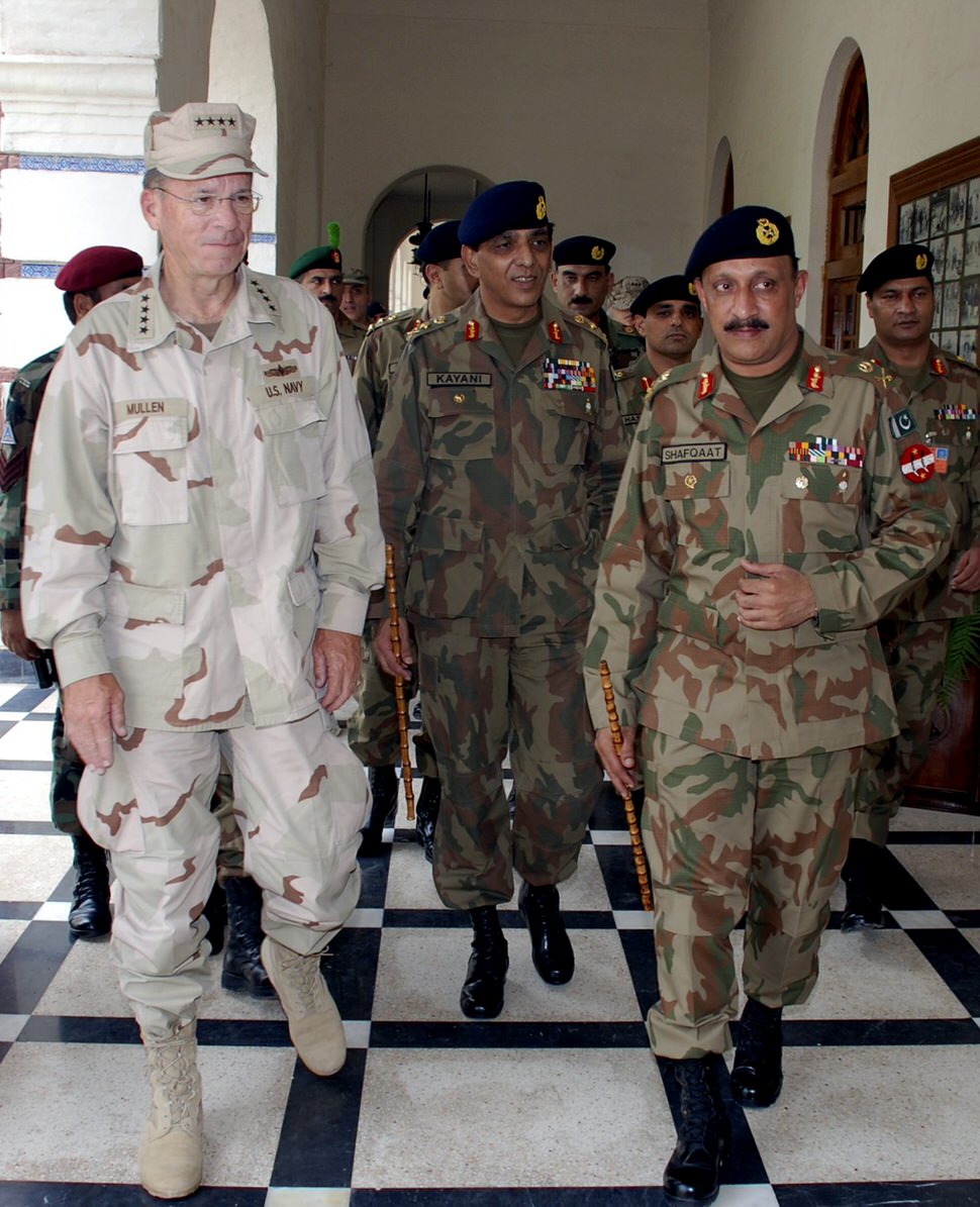 Admiral Michael Mullen, left, arrives in Multan, Pakistan with Pakistan's army Chief General Ashfaq Parvez Kayani, center, to visit flood-affected areas, September 2, 2010