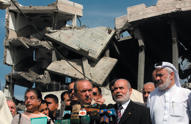 Richard Goldstone (center) at a press conference with Hamas deputy Ahmed Bahr and his delegation in front of the destroyed Palestinian parliament building, Gaza City, June 4, 2009
