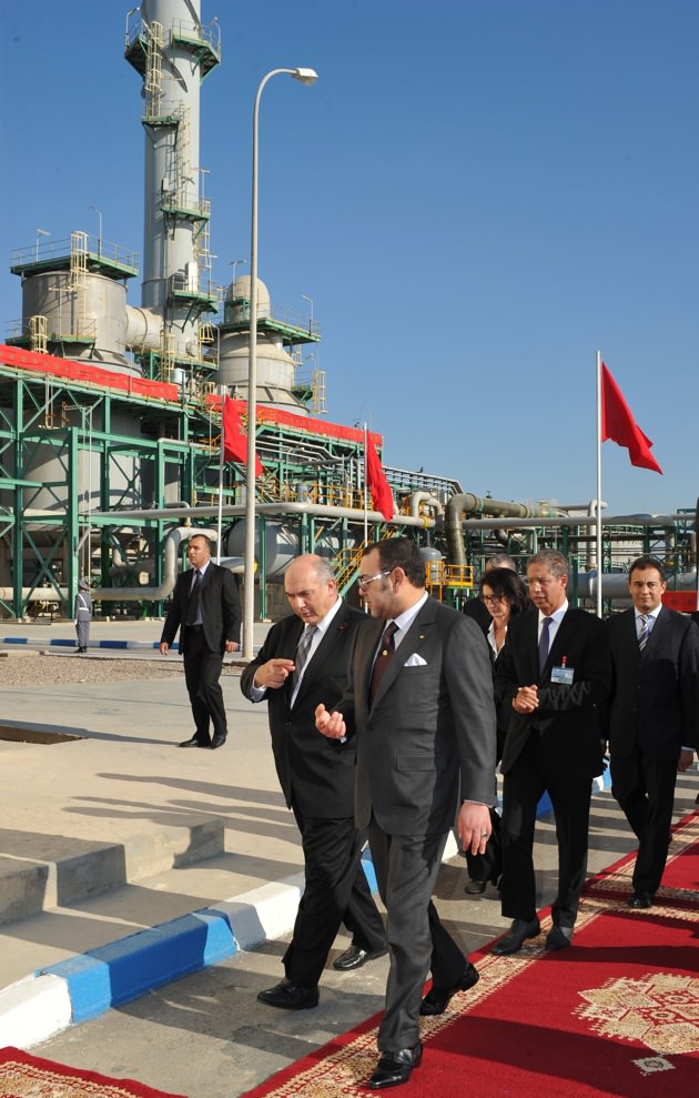 Morocco’s King Mohammed VI, center, after inaugurating a new phosphate fertilizer plant, Jorf Lasfar, December 22, 2011