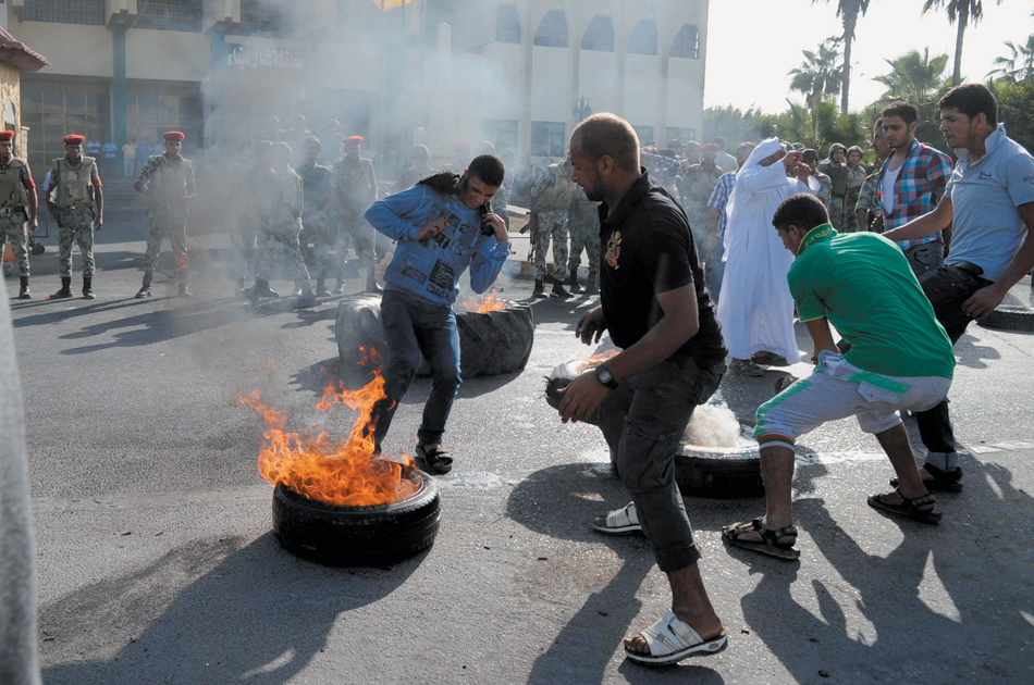 Protesters in front of the North Sinai governorate headquarters, El Arish, November 4, 2012
