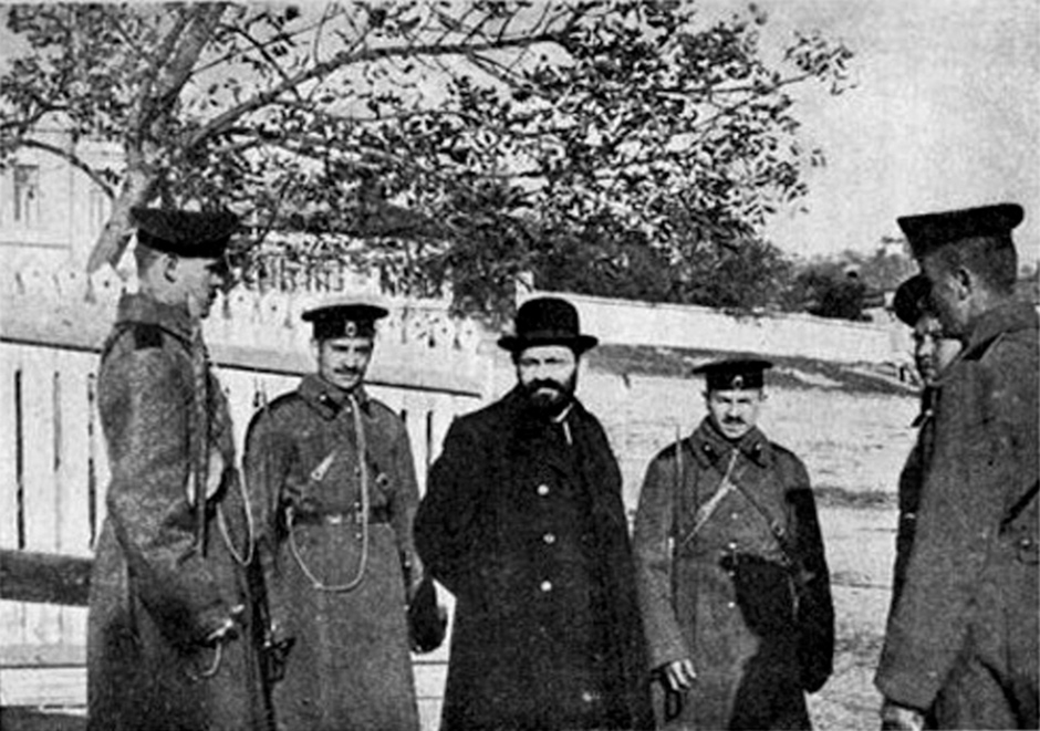 The arrest of Mendel Beilis (center), a Ukrainian Jew who was accused of the ritual murder of a thirteen-year-old boy, tried, and acquitted in Kiev in 1913. Pope Pius X said of Beilis, ‘I hope that the trial will end without harm to the poor Jews.’