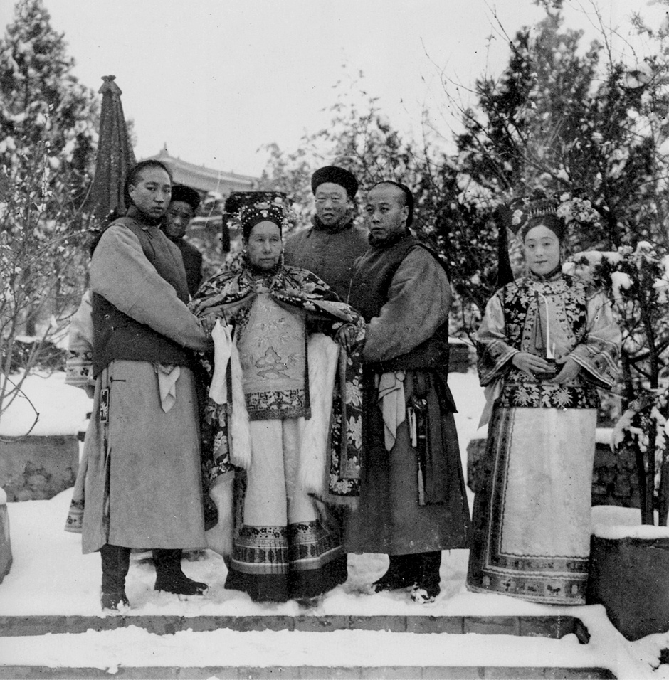 The Dowager Empress Cixi with four eunuchs and Der Ling, a lady-in-waiting, circa 1903–1905