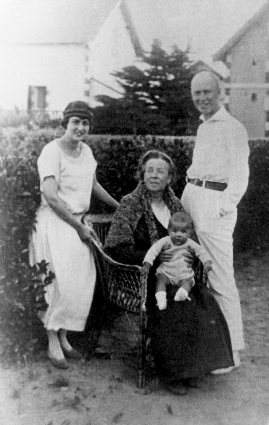 Lina Prokofiev with her husband Serge, his mother Maria Grigorievna Prokofieva, and their son Svyatoslav, Paris, 1924