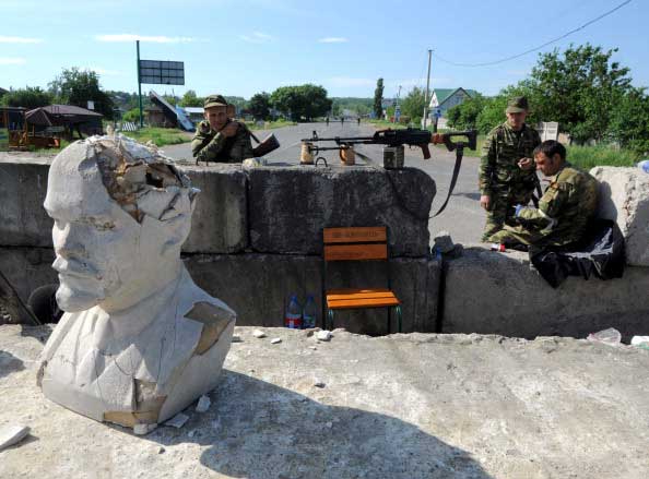 A rebel checkpoint with a bust of Lenin in the village of Semenovka, Sloviansk, May 22, 2014