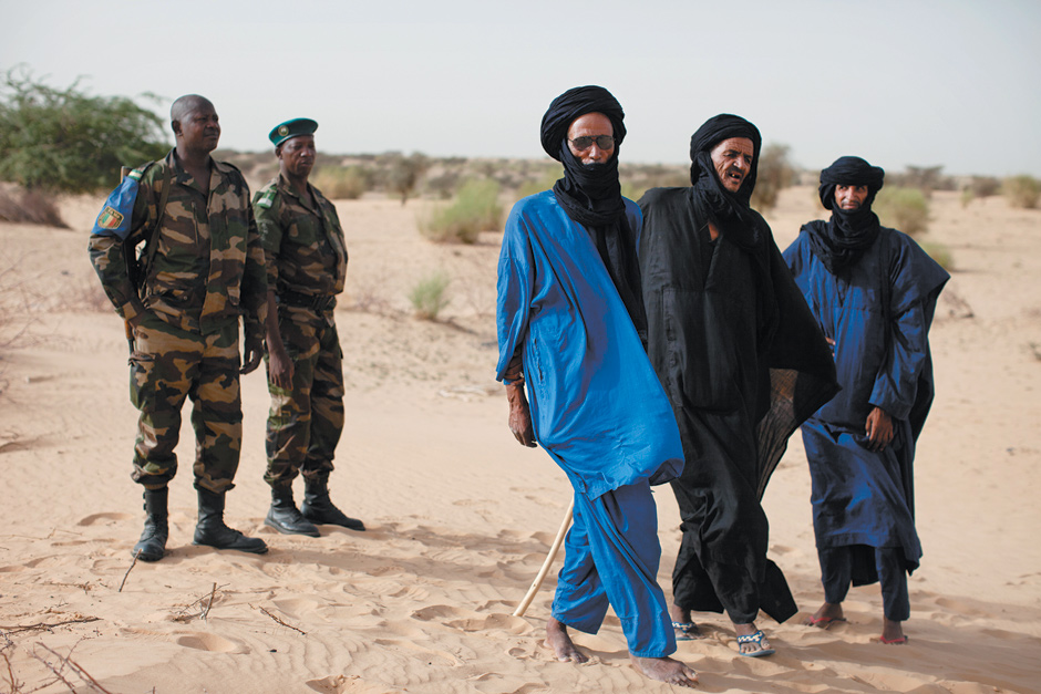 Malian soldiers with Tuareg men in the village of Tashek, near Timbuktu, July 2013