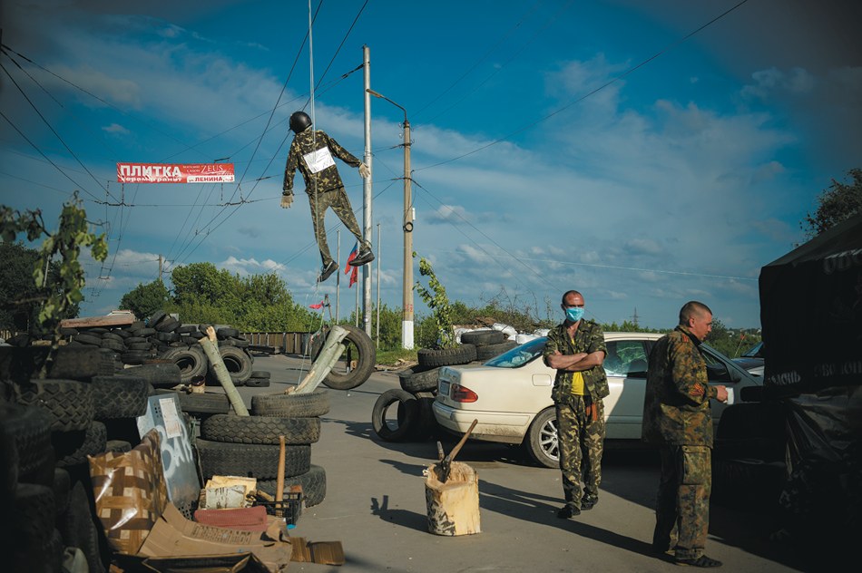 An effigy of the Kiev authorities hanging above a barricade, Sloviansk, eastern Ukraine, May 11, 2014