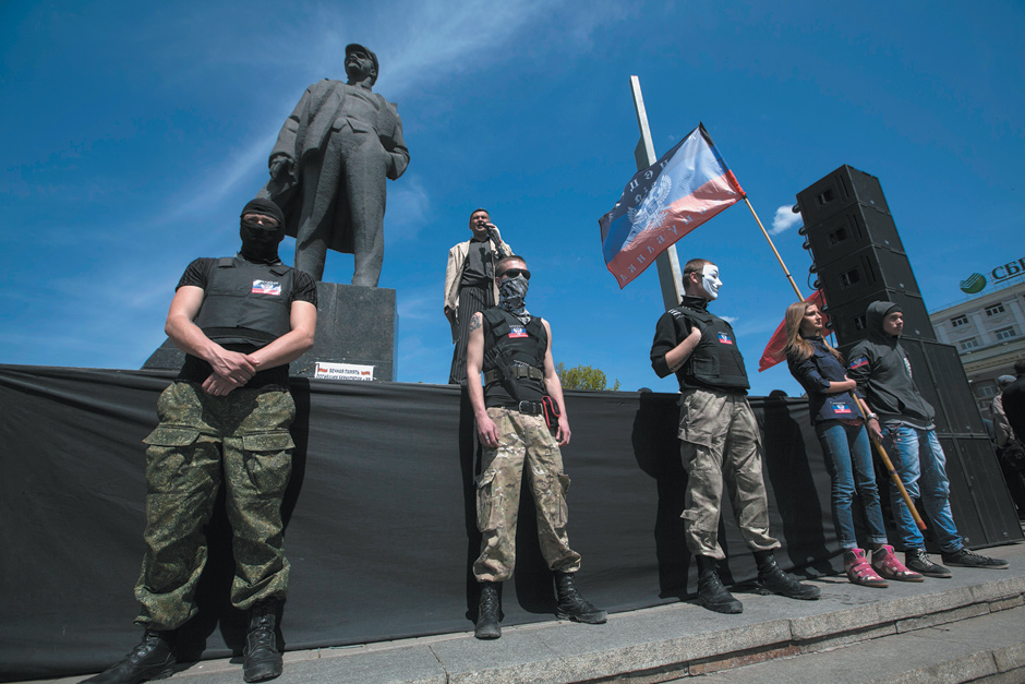 Pro-Russian activists in front of a statue of Lenin during a rally in Donetsk, eastern Ukraine, April 27, 2014