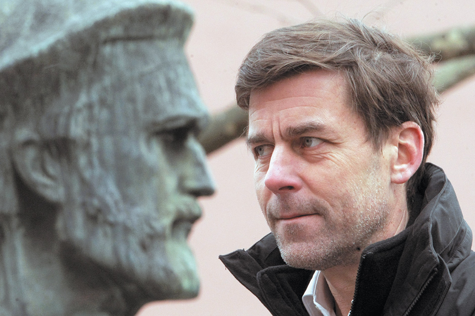 Peter Stamm with a bust of Gutenberg, Mainz, Germany, 2013