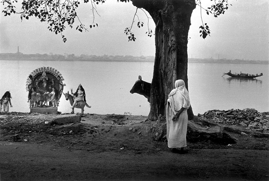A shrine to the Hindu goddess Kali on the banks of the Ganges River, Calcutta, 1987; photograph by Raghu Rai