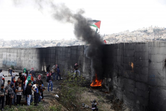 Palestinian demonstrators attempting to break the barrier separating parts of East Jerusalem and the West Bank from Israel, Jerusalem, October 28, 2015  