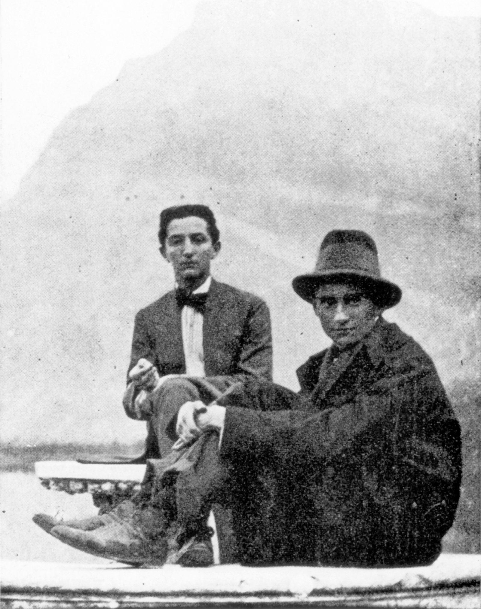 Franz Kafka (right) with Max Brod’s younger brother, Otto, at the Castel Toblino near Trento, Italy, 1909