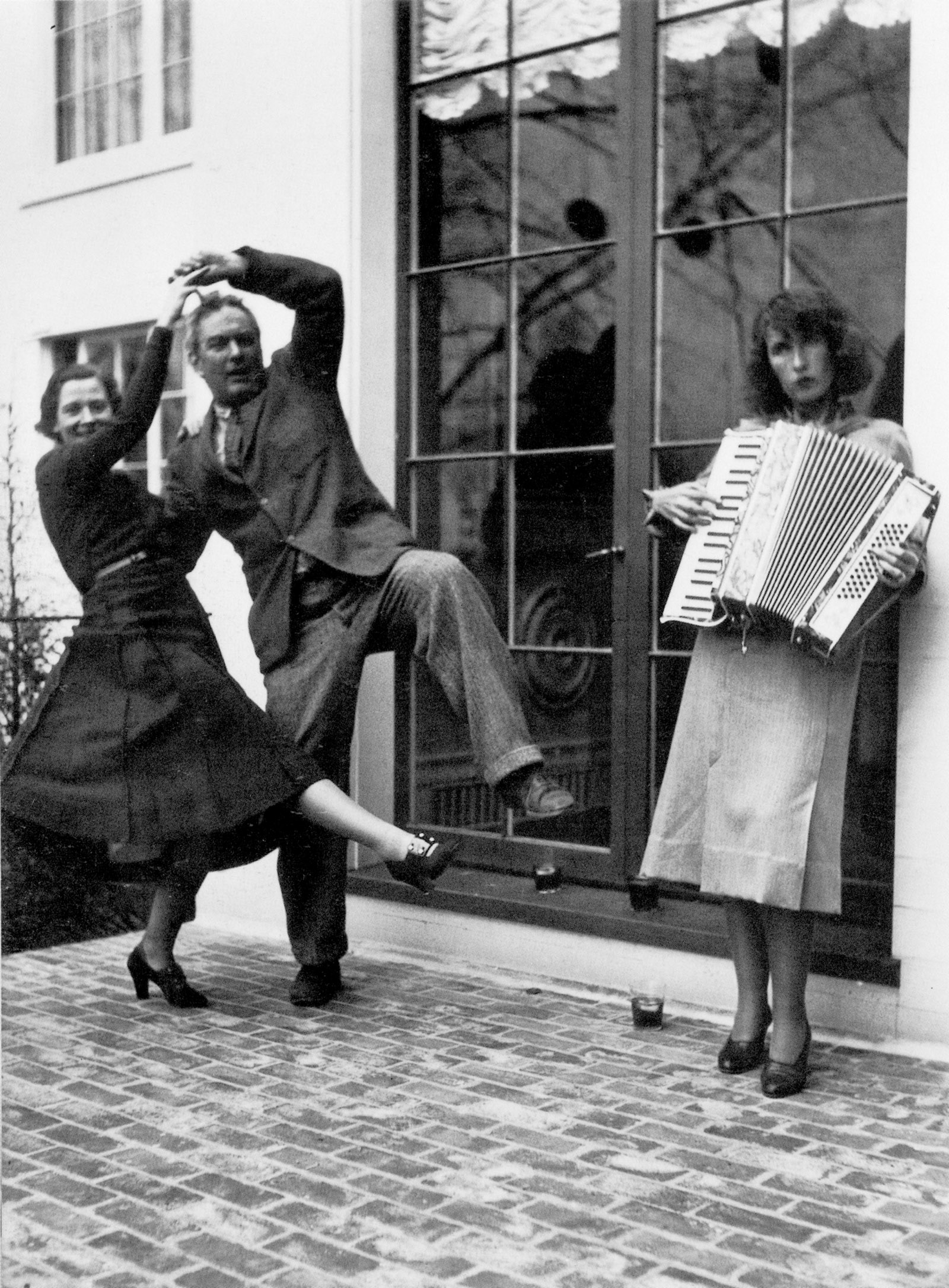 Alexander Calder and Margaret French dancing while Louisa Calder plays the accordion, Farmington, Connecticut, 1936
