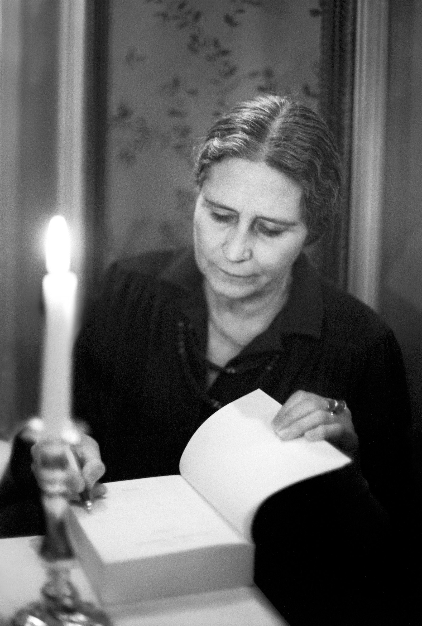 Doris Lessing at the Frankfurt Book Fair, 1981; photograph by Isolde Ohlbaum from her book Lesen & Schreiben, published by Ars Vivendi last year