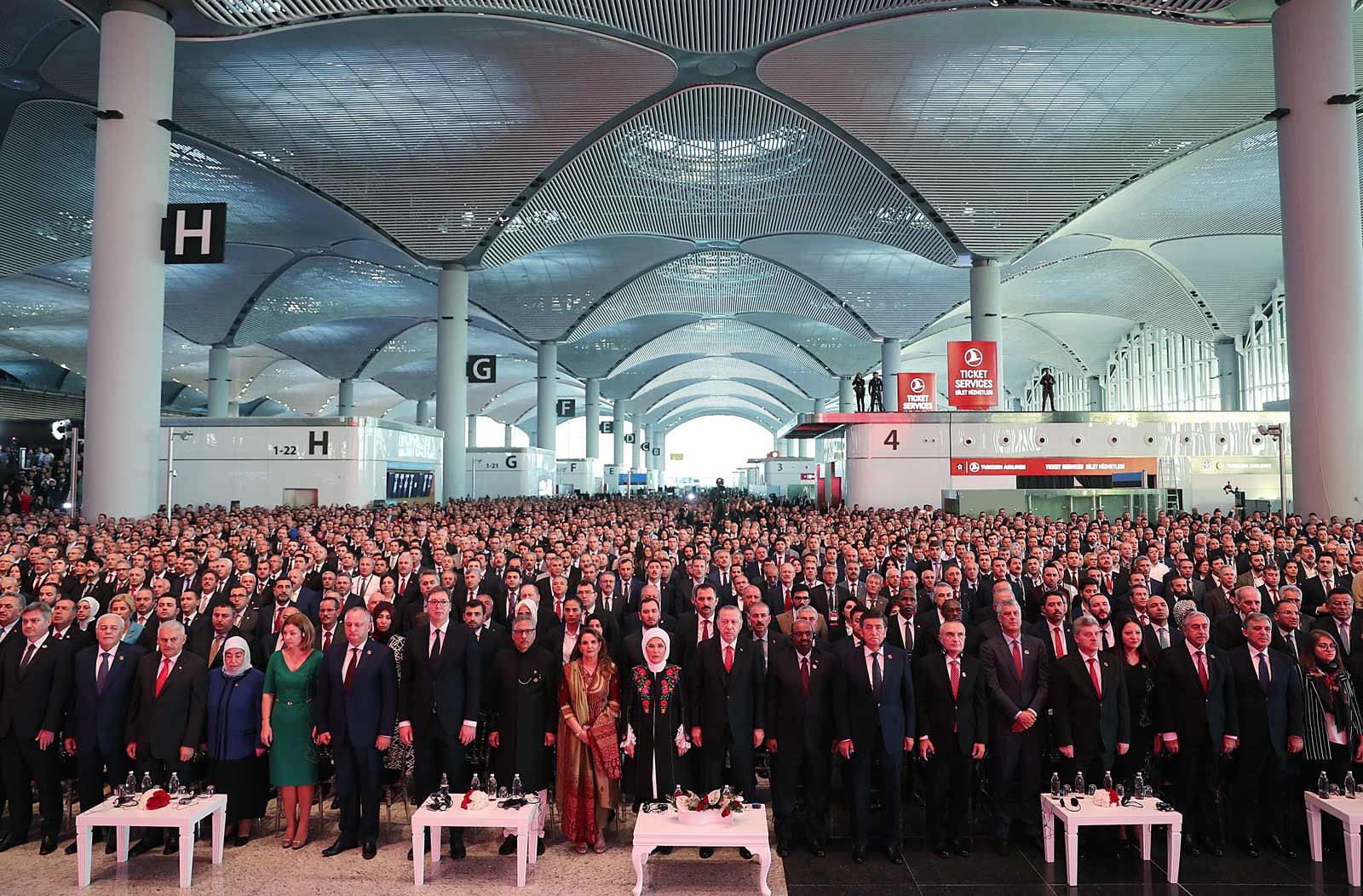 Turkish President Recep Tayyip Erdoğan with his wife Emine Erdoğan, and the presidents of Serbia, Moldova, Kyrgyzstan, Sudan, and Kosovo at the opening ceremony of new airport in Istanbul, October 29, 2018