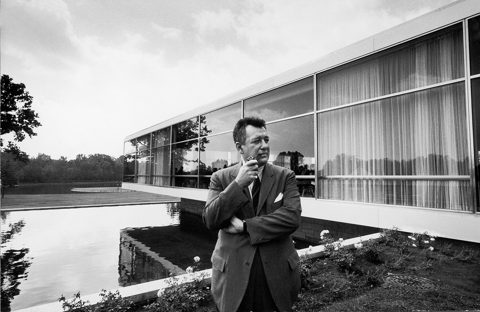 Gordon Bunshaft, 1957; behind him is the Connecticut General Life Insurance building, designed by Skidmore, Owings & Merrill, 1953–1957