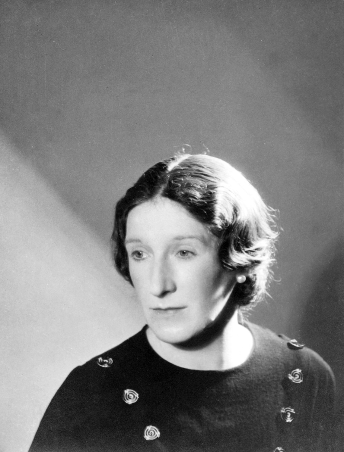 Elizabeth Bowen in the photograph she sent to Humphry House in 1933 shortly before his marriage to Madeline Church