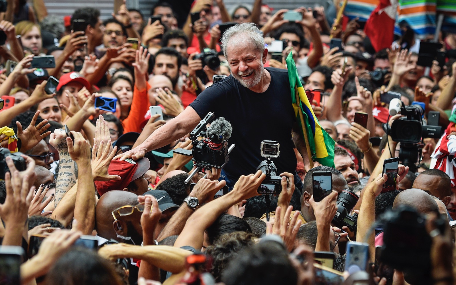 Lula greeting supporters