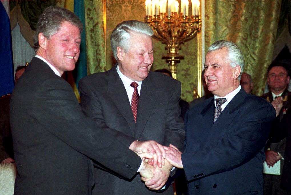 Clinton, Yeltsin, and Kravchuk signing nuclear agreement