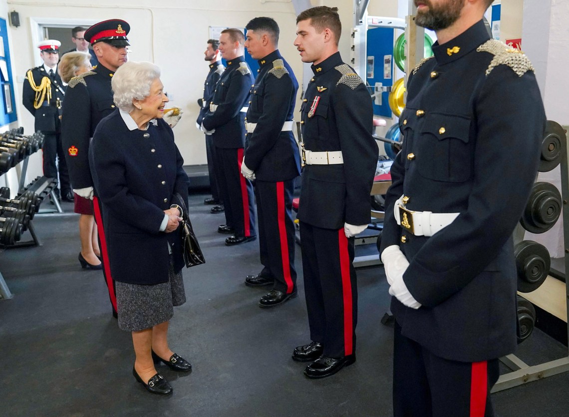 photo of Queen Elizabeth meeting members of the Royal Regiment of Canadian Artillery, 2021