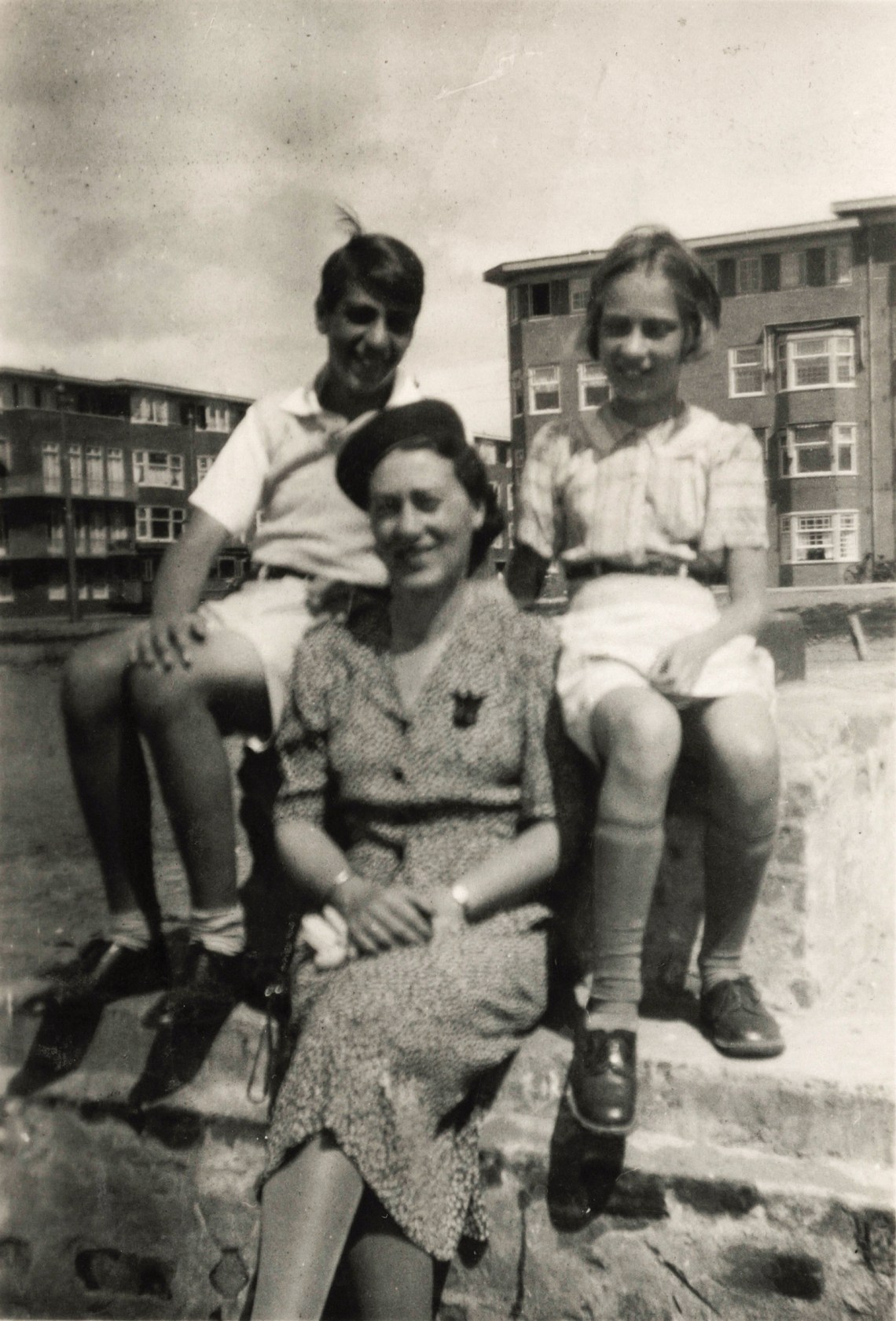 Eva Geiringer with her brother, Heinz, and mother, Fritzi, Amsterdam, 1940