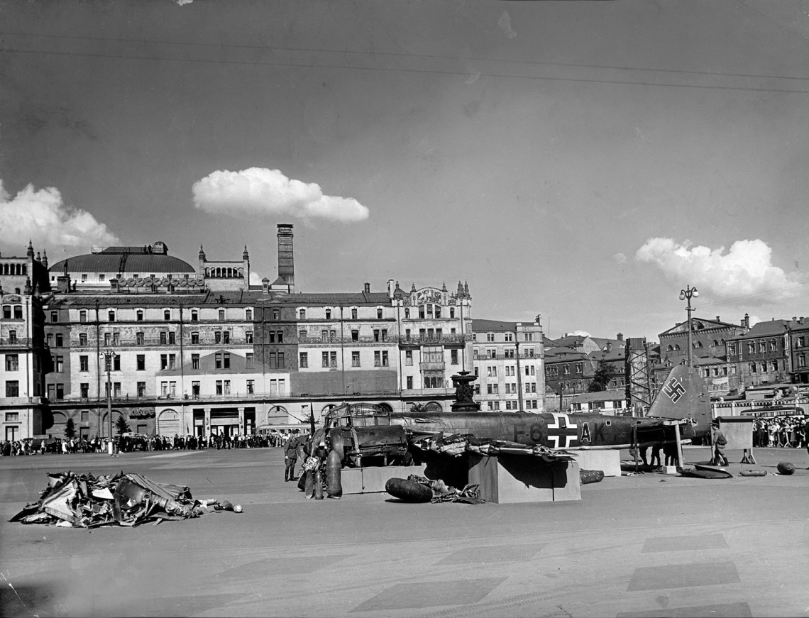 A downed German aircraft on display outside the Metropol Hotel, 1941